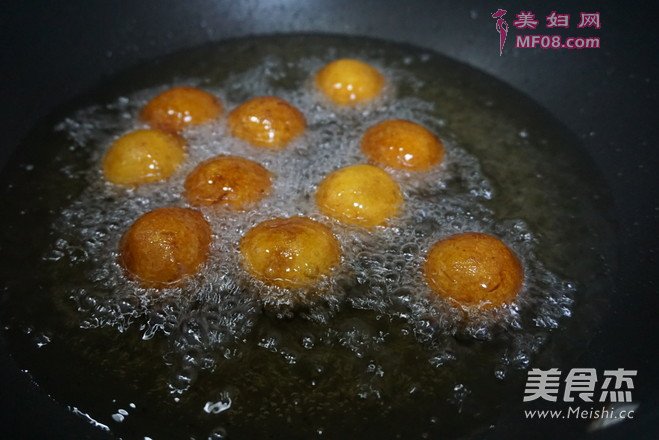 吃不够的椰香红薯球的做法