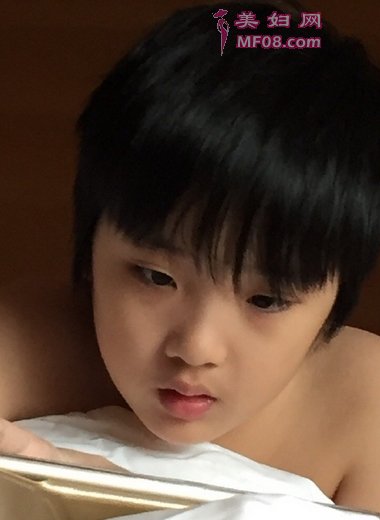 搞怪老爸吴镇宇晒儿子费曼“黑照”  