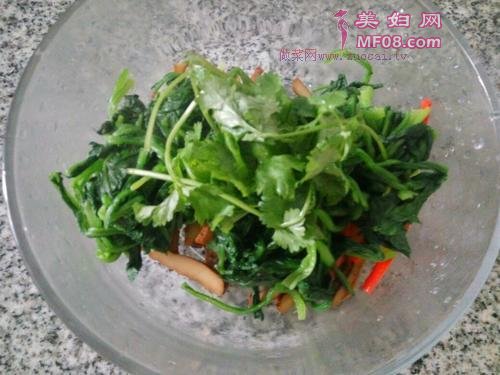 菠菜拌香干的做法
