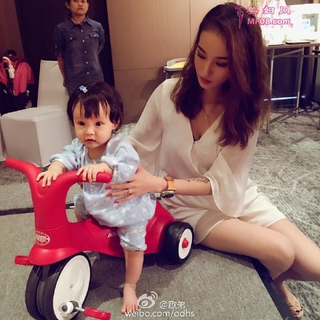 女儿萌老婆美 欧弟获赞人生赢家