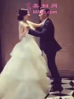熊黛林穿婚纱与老公共舞 疑似婚礼彩排
