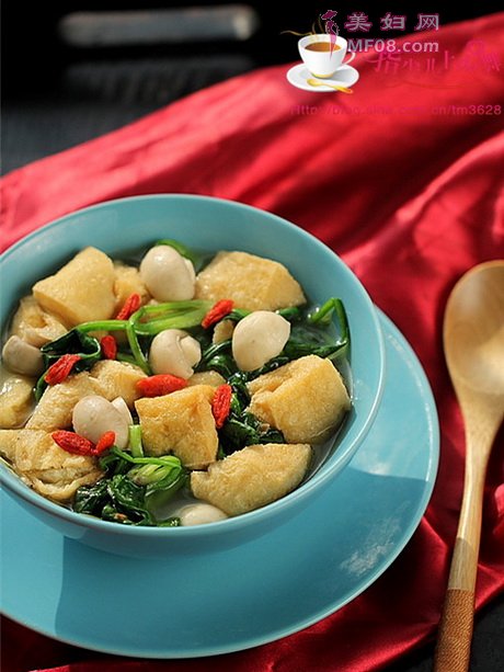 菠菜口蘑烩豆腐泡的做法