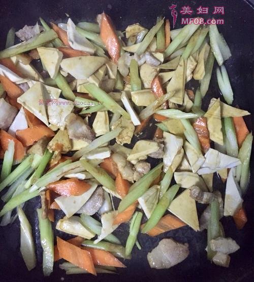 芹菜豆干的做法