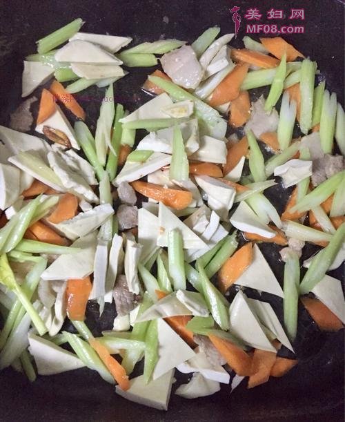 芹菜豆干的做法