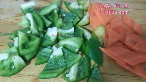 腊肉炒青椒的做法