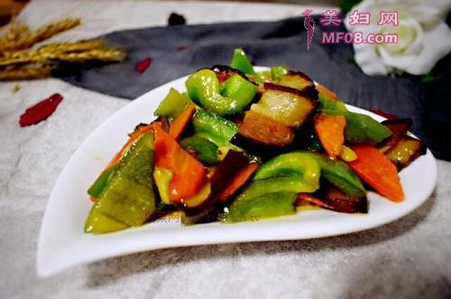 腊肉炒青椒的做法