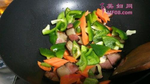腊肉炒青椒的做法