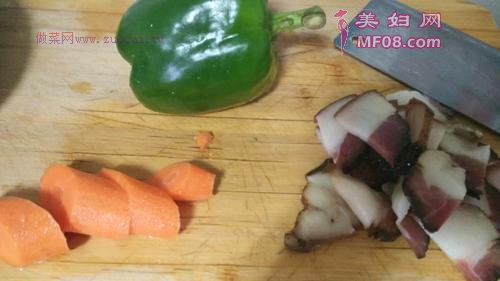 腊肉炒青椒的做法