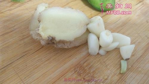 腊肉炒青椒的做法