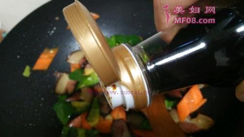 腊肉炒青椒的做法