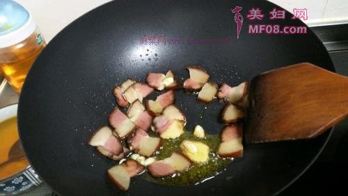 腊肉炒青椒的做法