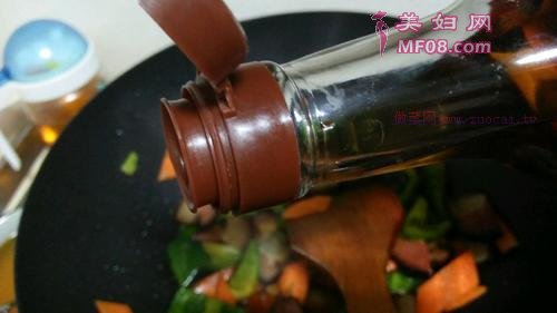 腊肉炒青椒的做法