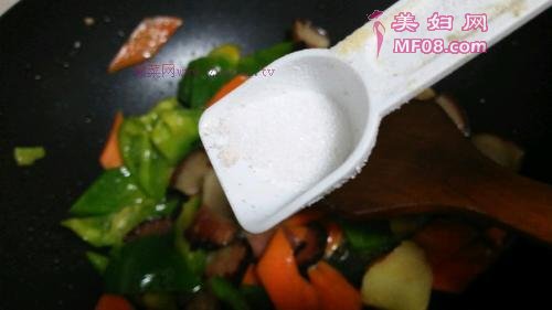 腊肉炒青椒的做法