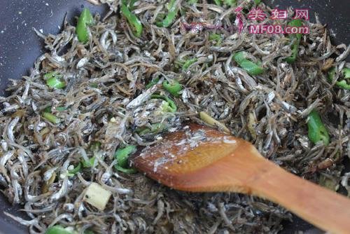 炒小银鱼的做法