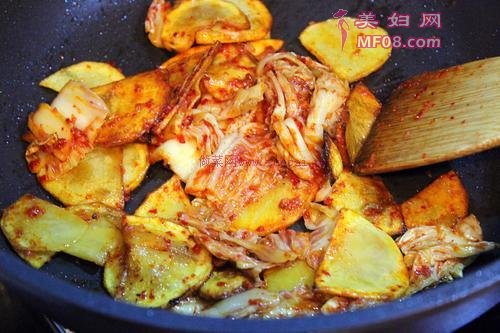 辣白菜土豆片的做法