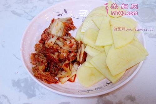 辣白菜土豆片的做法