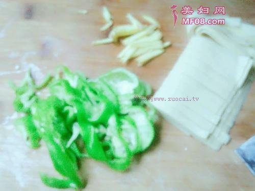 韭菜木耳炒千张的做法