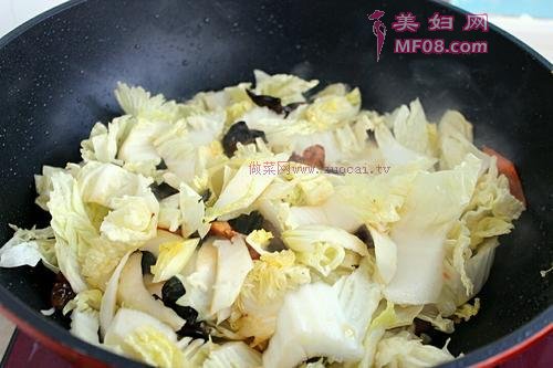 白菜片木耳炒肉的做法