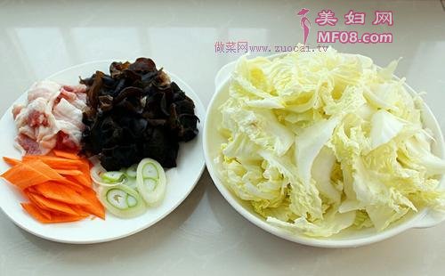 白菜片木耳炒肉的做法