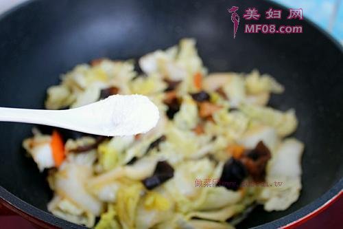 白菜片木耳炒肉的做法