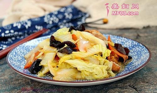 白菜片木耳炒肉的做法