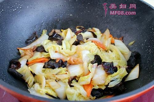 白菜片木耳炒肉的做法