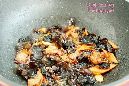 白菜片木耳炒肉的做法