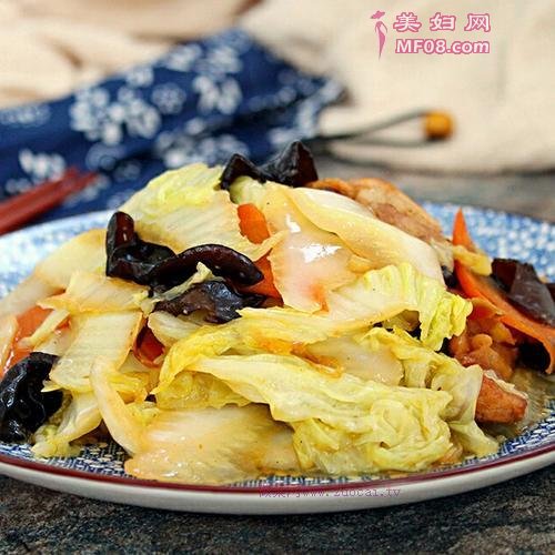 白菜片木耳炒肉的做法