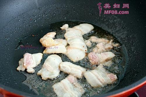 白菜片木耳炒肉的做法