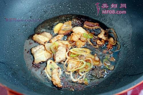 白菜片木耳炒肉的做法