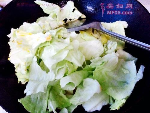 西红柿炒包菜的做法