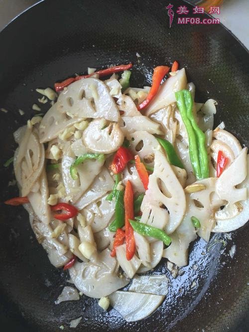 辣椒炒藕片