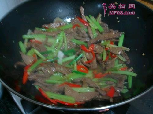 芹菜炒猪肝的做法