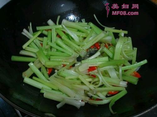 芹菜炒猪肝的做法
