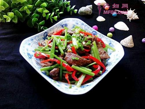 芹菜炒猪肝的做法