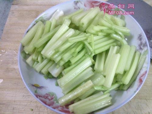 芹菜炒猪肝的做法