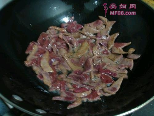 芹菜炒猪肝的做法
