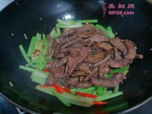 芹菜炒猪肝的做法