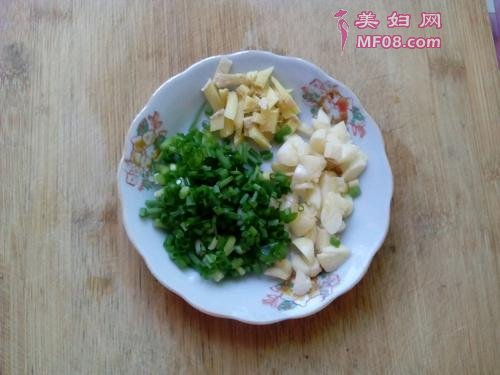 芹菜炒猪肝的做法