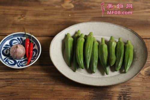 油泼秋葵的做法