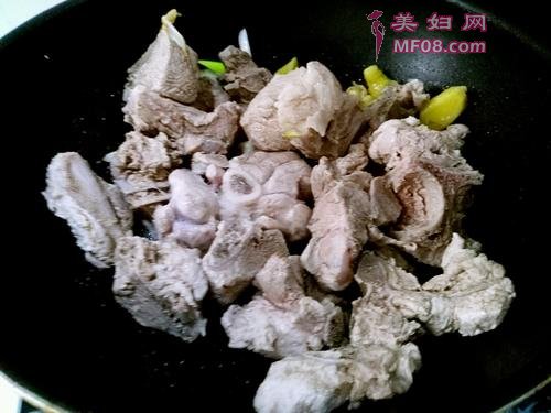 杏鲍菇炖猪大骨的做法