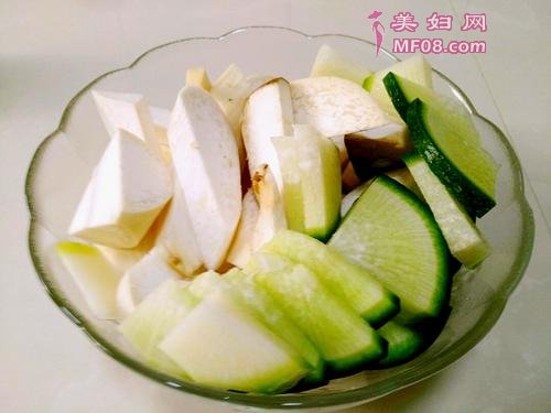 杏鲍菇炖猪大骨的做法