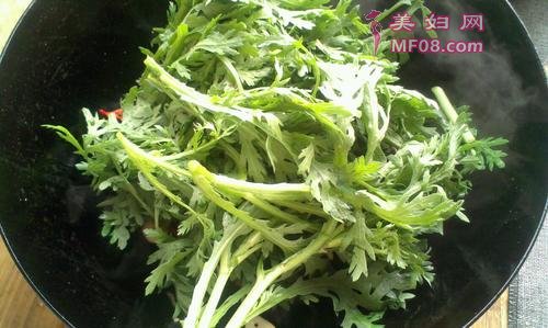 茼蒿炒肉的做法