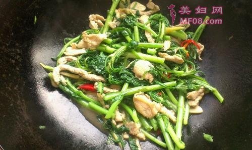 茼蒿炒肉的做法