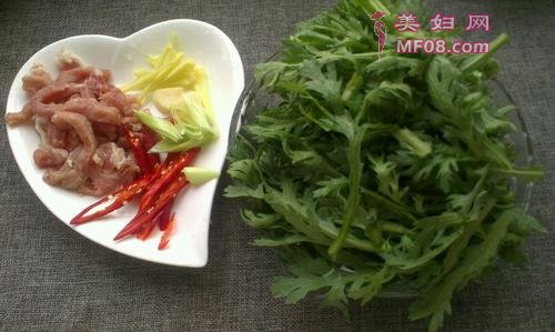 茼蒿炒肉的做法