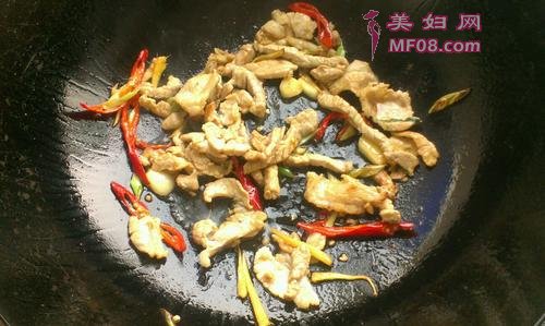 茼蒿炒肉的做法