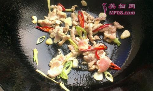 茼蒿炒肉的做法