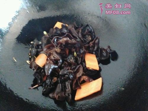 大葱木耳炒鸡蛋的做法