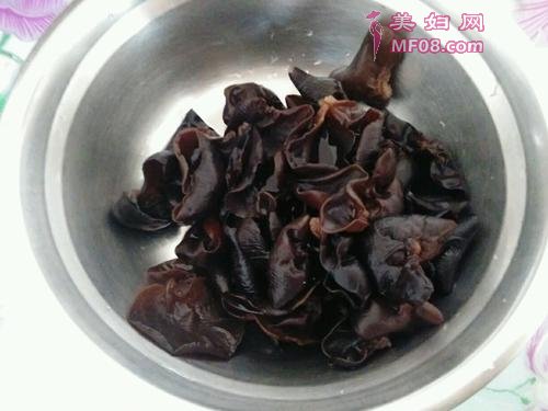 大葱木耳炒鸡蛋的做法