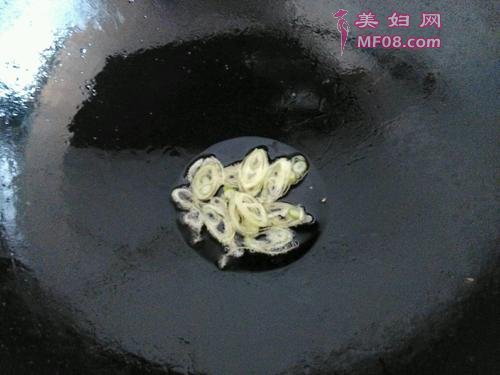 大葱木耳炒鸡蛋的做法